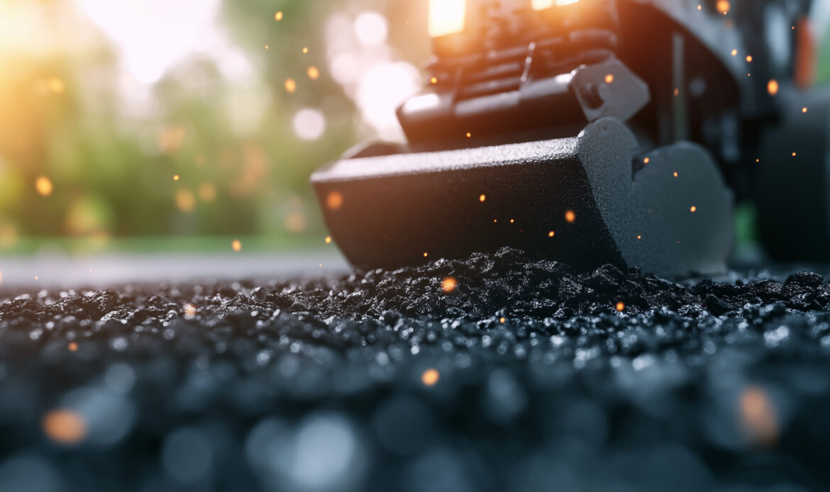 asphalt paver works makes road closeup shot asphalt roller 1 Dünya Genelinde Bitüm Kullanımı: 2025 Trendleri ve Analizler | Güven Asfalt
