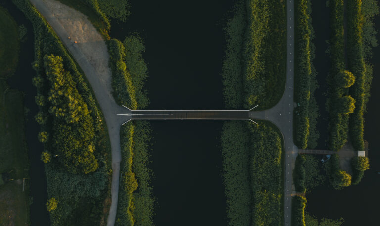 aerial view bridge amidst trees Sürdürülebilir Şehirler İçin Yeşil Asfalt Uygulamaları | Güven Asfalt