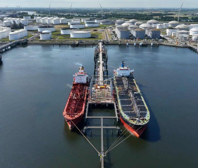 crude oil tanker ships unloading petrochemicals to 2023 11 27 05 32 25 utc 1 1 2 scaled ANASAYFA